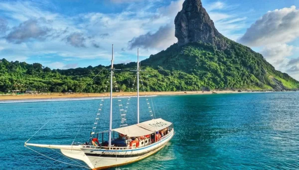 Passeio de Barco Tradicional (Escuna) na Lua de Mel